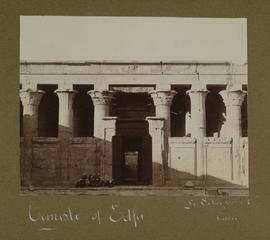 Temple  of Edfu (légende originale) / [Temple d'Edfou, cour intérieure vue de face]