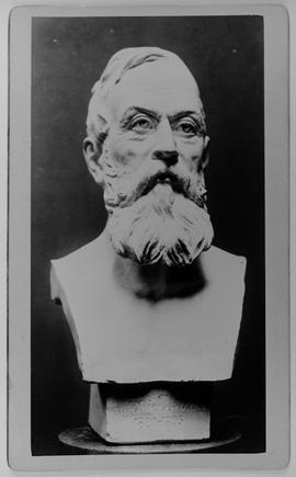 Portrait d'Alfred De Curzon (photographie du buste)